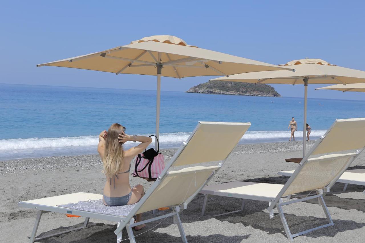 B&B La Stazione Diamante Bagian luar foto